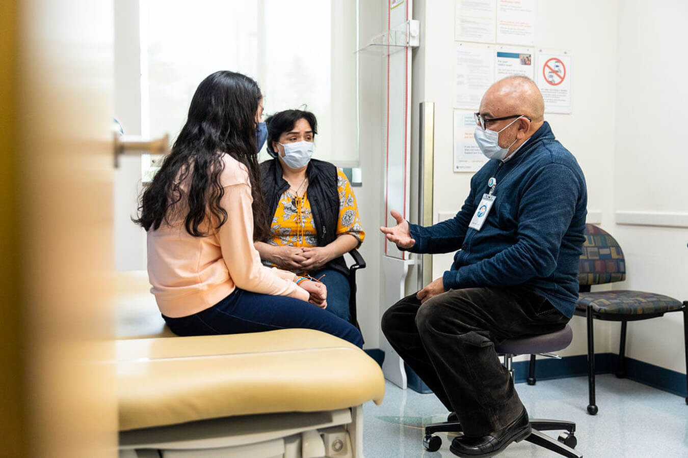 Mother and daughter speak with Dr. Jorge Reyes 