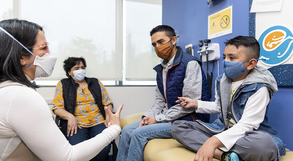 Un niño y su médico