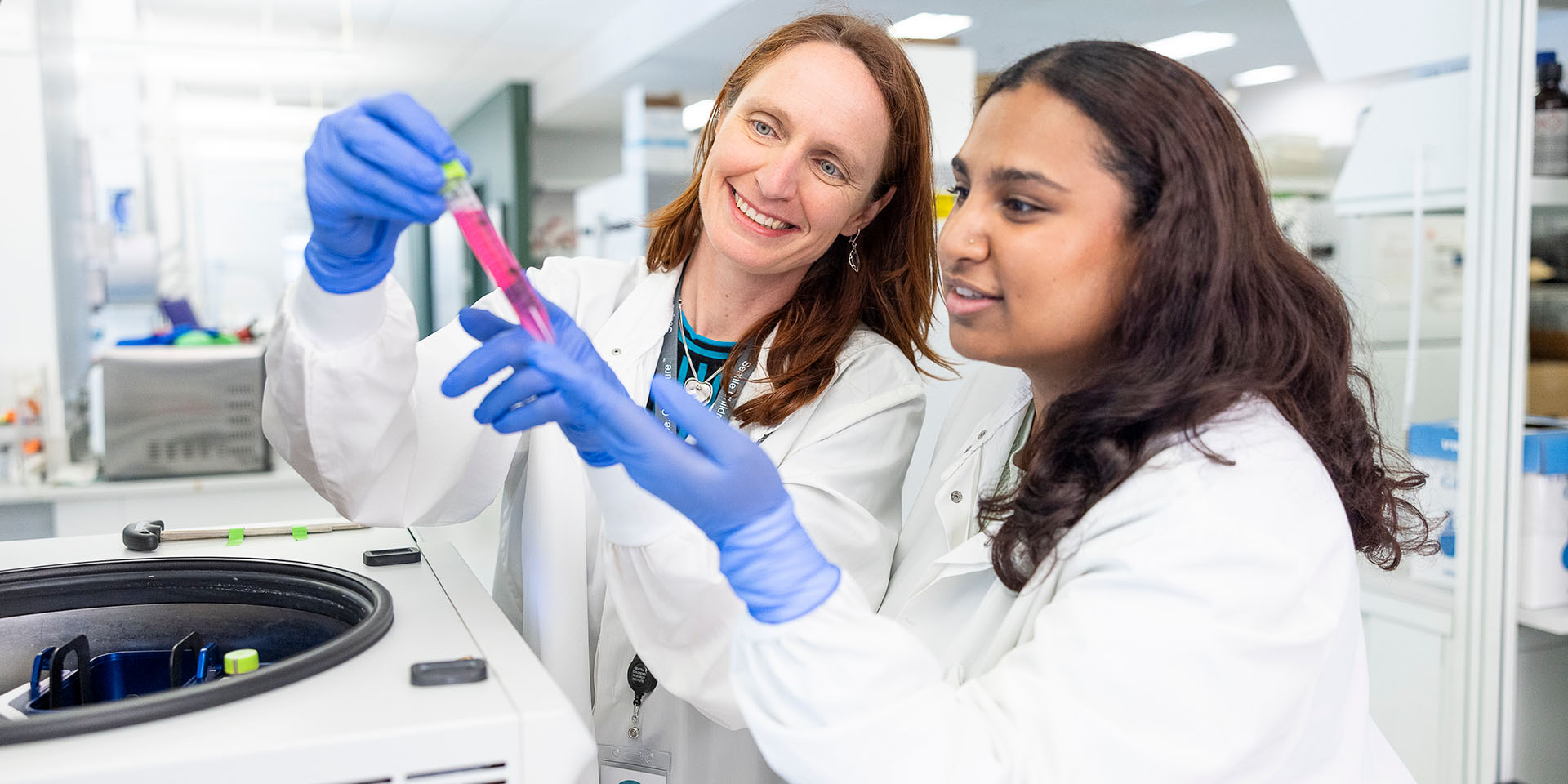 Researcher Juliane Gust examines a sample with a collegue 