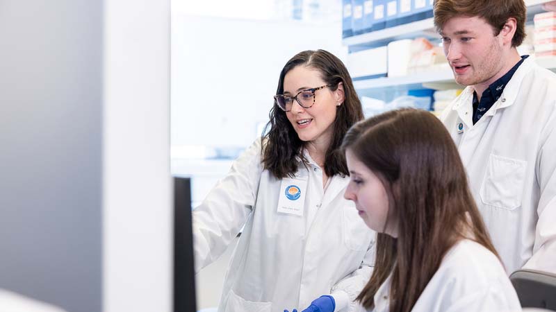 Dr. Heather Gustafson and colleagues in the lab